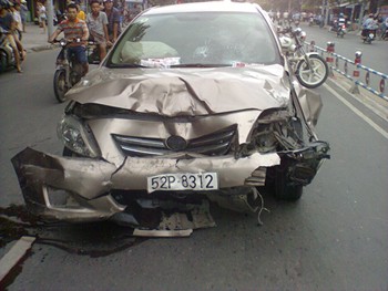 The smashed bumper of the speeding car that caused the accident (Photo: SGGP) The smashed bumper of the speeding car that caused the accident (Photo: SGGP)